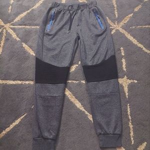 Men's joggers with zipping pockets